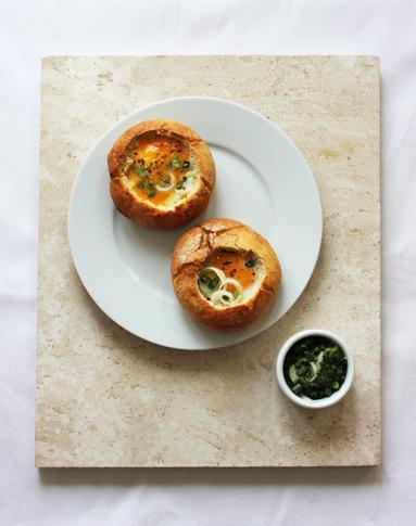 Zdjęcie - Co zrobić z chleba – jajka zapiekane w bułkach - Przepisy kulinarne ze zdjęciami
