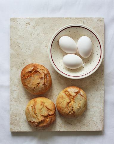 Zdjęcie - Co zrobić z chleba – jajka zapiekane w bułkach - Przepisy kulinarne ze zdjęciami