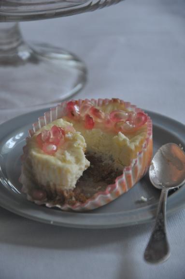 Zdjęcie - Marcepanowe serniczki z granatem - Przepisy kulinarne ze zdjęciami