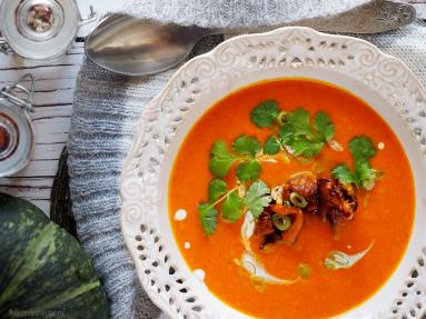Zdjęcie - Serowa zupa krem z dyni z kurkami / Cheesy and creamy pumpkin soup with chanterelles - Przepisy kulinarne ze zdjęciami