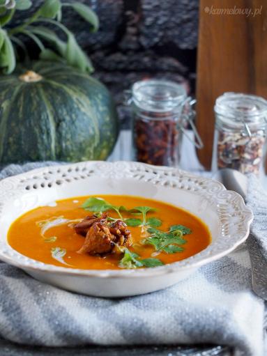 Zdjęcie - Serowa zupa krem z dyni z kurkami / Cheesy and creamy pumpkin soup with chanterelles - Przepisy kulinarne ze zdjęciami