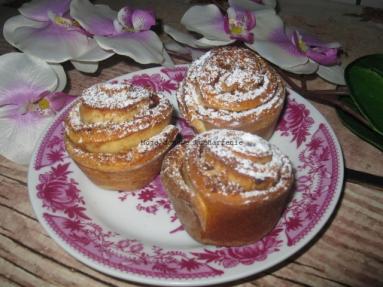 Zdjęcie - Drożdżowe muffiny zawijane z cynamonem i jabłkami - Przepisy kulinarne ze zdjęciami