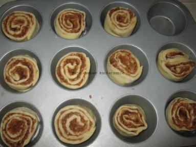 Zdjęcie - Drożdżowe muffiny zawijane z cynamonem i jabłkami - Przepisy kulinarne ze zdjęciami