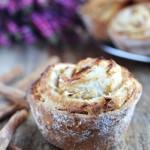 Zdjęcie - Drożdżowe muffinki z jabłkami i cynamonem - Przepisy kulinarne ze zdjęciami