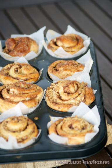 Zdjęcie - Bułeczki drożdżowe muffinkowe z cynamonem i jabłkami - Przepisy kulinarne ze zdjęciami