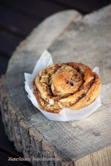 Zdjęcie - Bułeczki drożdżowe muffinkowe z cynamonem i jabłkami - Przepisy kulinarne ze zdjęciami