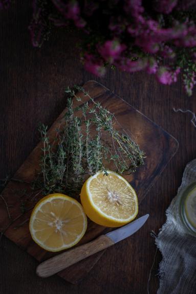 Zdjęcie - Pstrąg smażony z ziołowym masłem czosnkowym i zapiekanymi burakami - Przepisy kulinarne ze zdjęciami