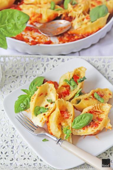 Zdjęcie - Muszelki nadziewane papryką, cukinią i mascarpone w sosie pomidorowym - Przepisy kulinarne ze zdjęciami