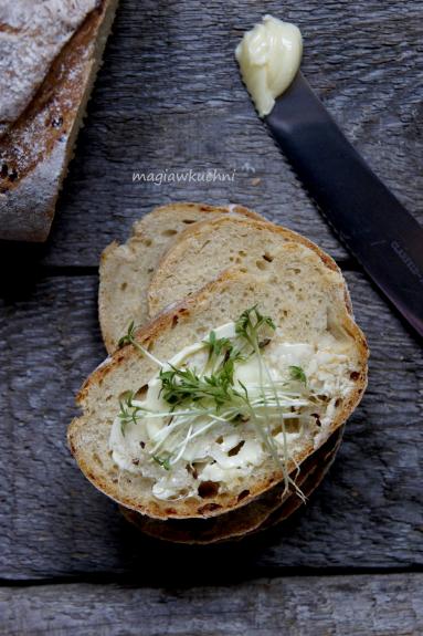 Zdjęcie - Chleb orkiszowy z ricottą - Przepisy kulinarne ze zdjęciami
