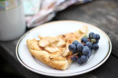 Zdjęcie - Prosta tarta z jabłkami i cynamonem - Przepisy kulinarne ze zdjęciami