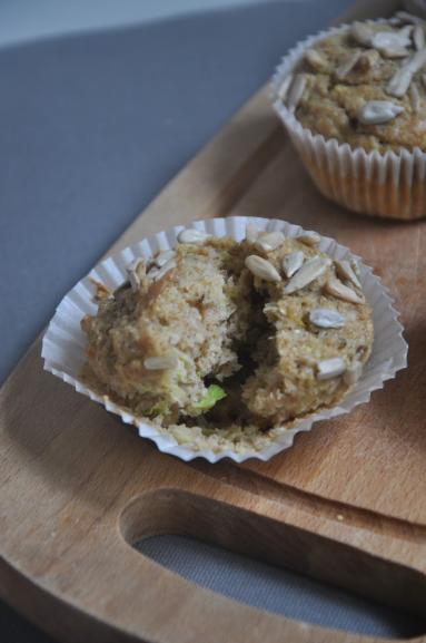 Zdjęcie - Orkiszowe muffinki z cukinią i oliwkami - Przepisy kulinarne ze zdjęciami