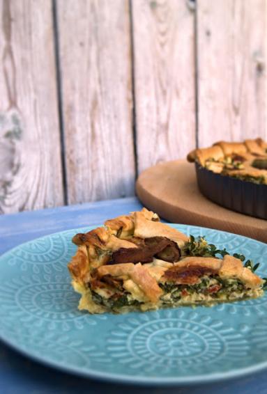 Zdjęcie - Tarta ze szpiakiem, grzybami i chorizo - Przepisy kulinarne ze zdjęciami