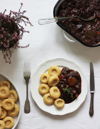 Zdjęcie - Obiad czwartkowy #21: Gulasz wołowy ze śliwkami + orzechowe kluski śląskie - Przepisy kulinarne ze zdjęciami
