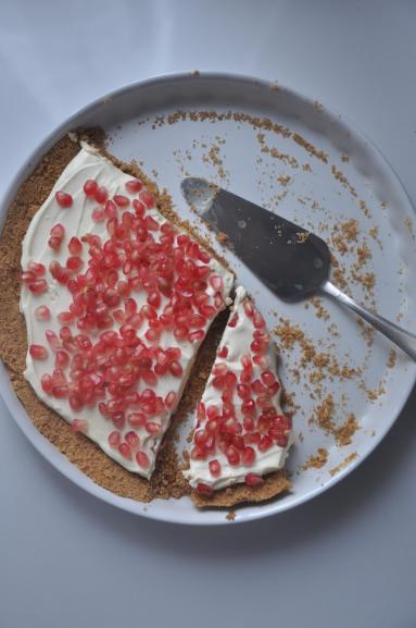 Zdjęcie - Kajmakowa tarta z kremem i granatem - Przepisy kulinarne ze zdjęciami