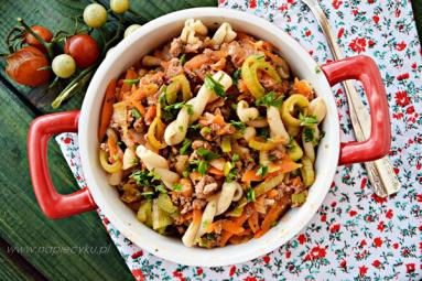 Zdjęcie - Makaron z warzywami i wieprzowiną w winnym sosie - Przepisy kulinarne ze zdjęciami