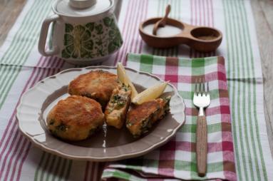 Zdjęcie - Kotleciki ziemniaczane z łososiem i jarmużem - Przepisy kulinarne ze zdjęciami