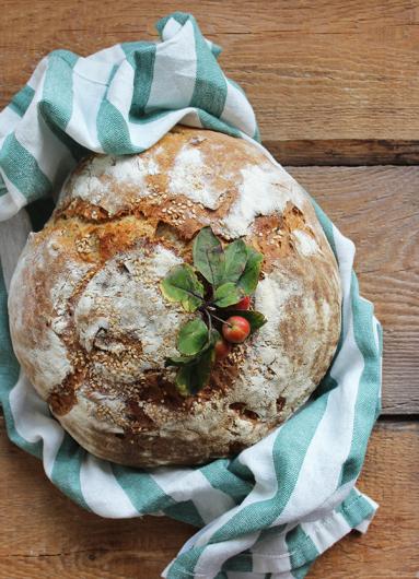 Zdjęcie - Światowy Dzień Chleba – chleb z jabłkami i sezamem na zakwasie - Przepisy kulinarne ze zdjęciami