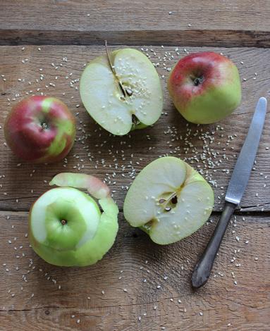 Zdjęcie - Światowy Dzień Chleba – chleb z jabłkami i sezamem na zakwasie - Przepisy kulinarne ze zdjęciami