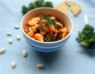 Zdjęcie - Fasola z jarmużem w sosie  pomidorowym - Przepisy kulinarne ze zdjęciami