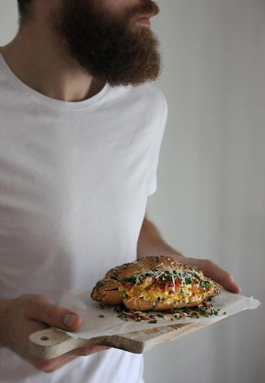Zdjęcie - Śniadanie do łóżka #202: Parmezanowa jajecznica z posypką z salami - Przepisy kulinarne ze zdjęciami