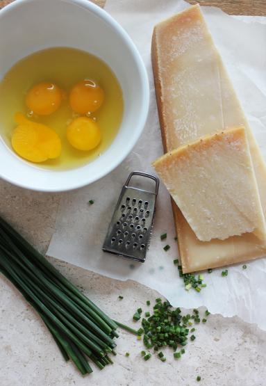 Zdjęcie - Śniadanie do łóżka #202: Parmezanowa jajecznica z posypką z salami - Przepisy kulinarne ze zdjęciami