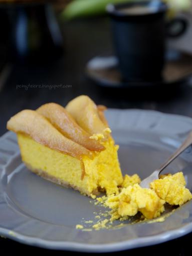 Zdjęcie - Sernik dyniowy z karmelizowanymi gruszkami - Przepisy kulinarne ze zdjęciami
