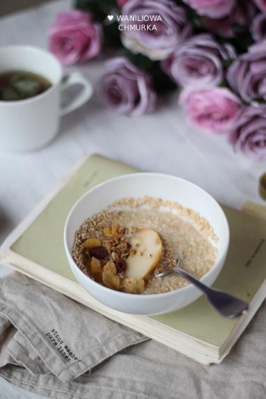 Zdjęcie - Amarantusanka z gruszką, granolą i syropem klonowym - Przepisy kulinarne ze zdjęciami
