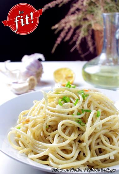 Zdjęcie - SPAGHETTI AGLIO E OLIO - spaghetti z oliwą i czosnkiem - Przepisy kulinarne ze zdjęciami
