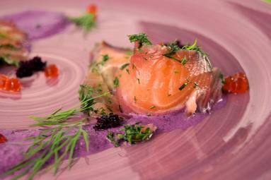 Zdjęcie - Gravlax z wiśniówką, sosem chrzanowym z kiszonymi burakami i jadalną ziemią - Przepisy kulinarne ze zdjęciami