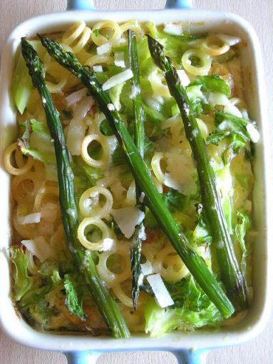 Zdjęcie - Zapiekanka makaronowa z kapustą włoską i szparagami - Przepisy kulinarne ze zdjęciami