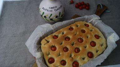 Zdjęcie - Focaccia z pomidorkami koktajlowymi i rozmarynem - Przepisy kulinarne ze zdjęciami