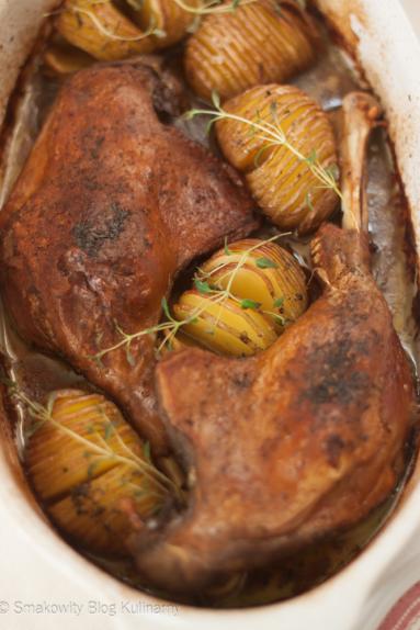 Zdjęcie - Pieczone gęsie udka z ziemniakami Hasselback i modrą kapustą z granatem - Przepisy kulinarne ze zdjęciami