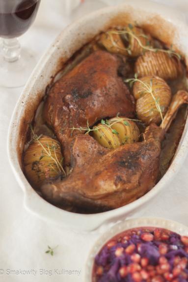 Zdjęcie - Pieczone gęsie udka z ziemniakami Hasselback i modrą kapustą z granatem - Przepisy kulinarne ze zdjęciami