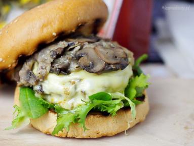 Zdjęcie - Łatwy burger wołowy z serem i pieczarkami / Easy beef, mushroom and cheese burger - Przepisy kulinarne ze zdjęciami
