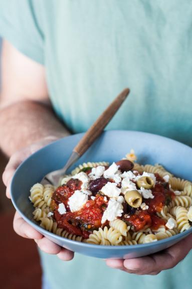 Zdjęcie - Makaron w sosie pomidorowym z chorizo i szpinakiem - Przepisy kulinarne ze zdjęciami