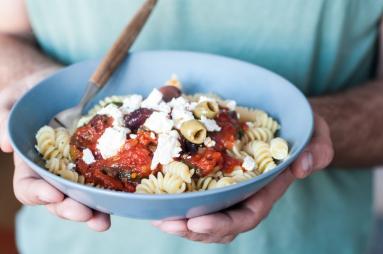 Zdjęcie - Makaron w sosie pomidorowym z chorizo i szpinakiem - Przepisy kulinarne ze zdjęciami