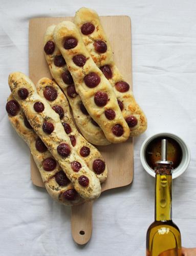 Zdjęcie - Paluchy chlebowe z winogronami - Przepisy kulinarne ze zdjęciami