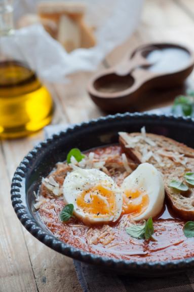 Zdjęcie - Zupa pomidorowa z jajkiem i grzankami - Przepisy kulinarne ze zdjęciami