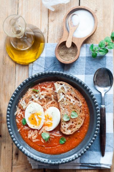 Zdjęcie - Zupa pomidorowa z jajkiem i grzankami - Przepisy kulinarne ze zdjęciami