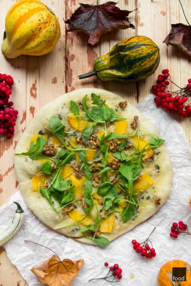 Zdjęcie - Pizza bianca z serem pleśniowym, dynią, rukolą i orzechami włoskimi - Przepisy kulinarne ze zdjęciami