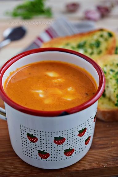 Zdjęcie - Paprykowa zupa-krem z ziołowymi grzankami - Przepisy kulinarne ze zdjęciami