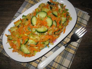 Zdjęcie - Surówka z marchewki, pora , ogórka i kapusty kiszonej - Przepisy kulinarne ze zdjęciami
