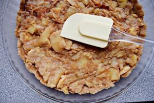 Zdjęcie - Szarlotka z mąki razowej z jabłkami i pigwą - Przepisy kulinarne ze zdjęciami