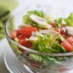 Zdjęcie - Sałatka z pomidorów i pieczarek - Przepisy kulinarne ze zdjęciami