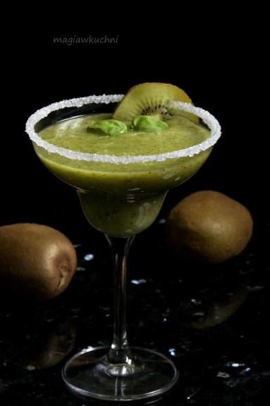Zdjęcie - Margarita z kiwi i bazylią - Przepisy kulinarne ze zdjęciami