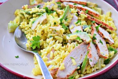 Zdjęcie - Sałatka z ryżem, kurczakiem i awokado - Przepisy kulinarne ze zdjęciami