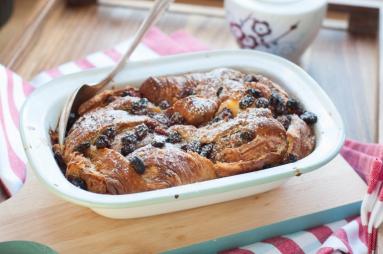 Zdjęcie - Karmelowy pudding z croissantami - Przepisy kulinarne ze zdjęciami