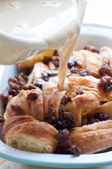 Zdjęcie - Karmelowy pudding z croissantami - Przepisy kulinarne ze zdjęciami