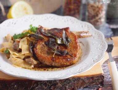 Zdjęcie - Kotlety schabowe z szałwią i makaronem z grzybami / Pork chops with sage and mushroom pasta - Przepisy kulinarne ze zdjęciami