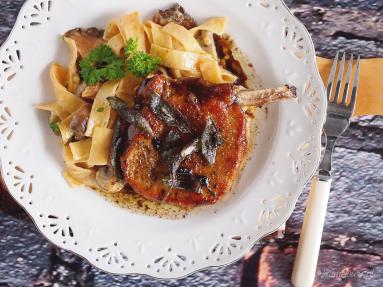 Zdjęcie - Kotlety schabowe z szałwią i makaronem z grzybami / Pork chops with sage and mushroom pasta - Przepisy kulinarne ze zdjęciami